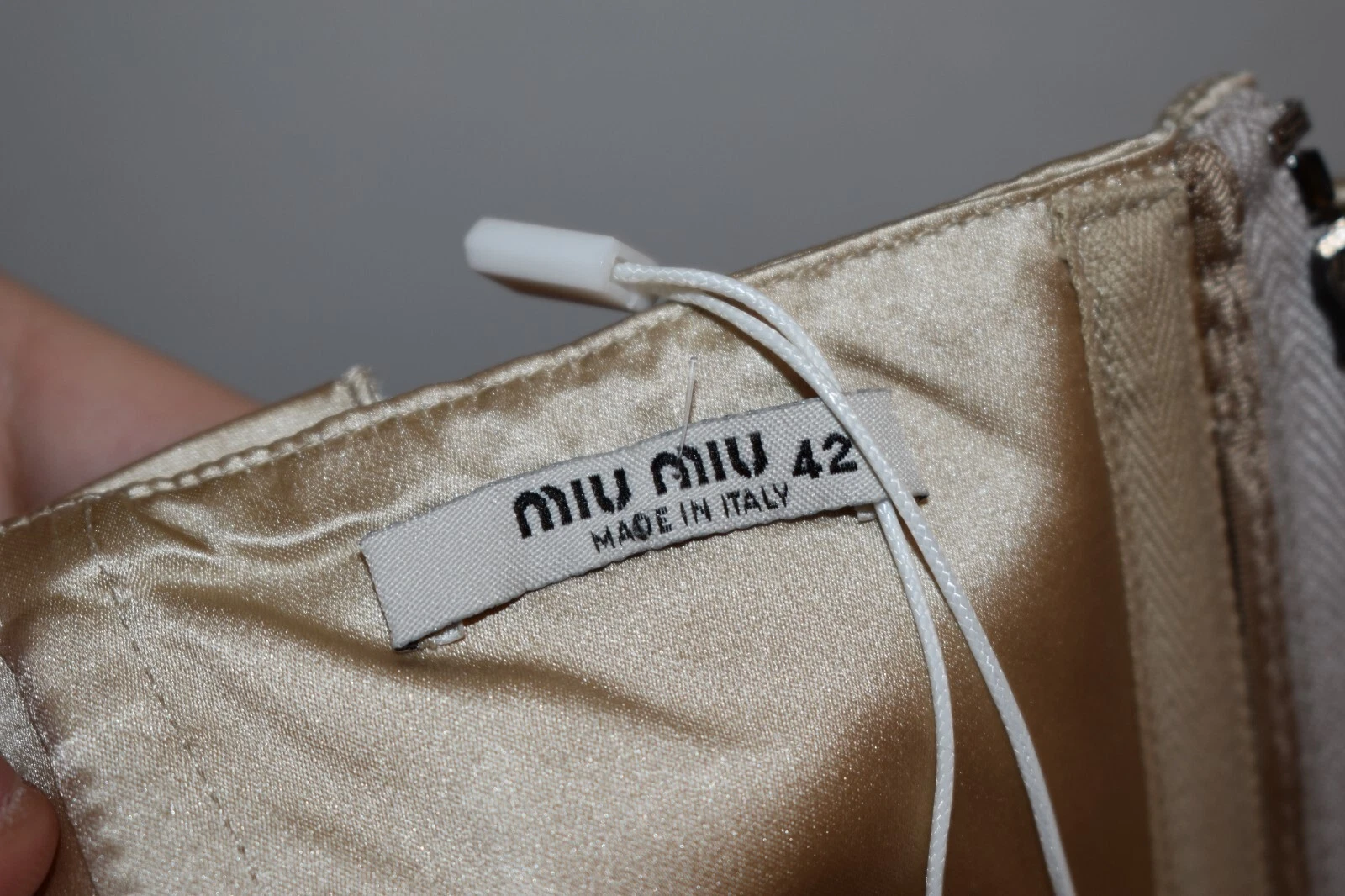 NUOVO SENZA ETICHETTE * MIU MIU * cinturino in oro lucido in seta formale taglia 6