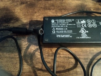 Ladegerät 4 PIN AC Adapter INPUT 100-240V 50-60Hz 2,5A OUTPUT 20V 8A