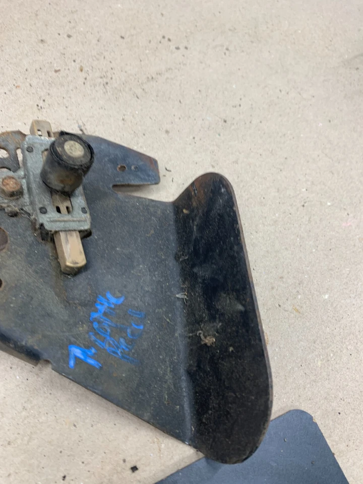 1981 82 84 85 1987 Chevrolet GMC C10 K10 pedal de gasolina soporte de montaje retenedor OEM Foto 4 de 4