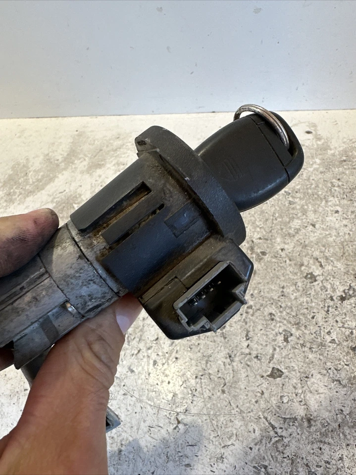 Renault Trafic Or Vivaro Ignition Barrel And Key Genuine 1.9 Dci 02-2007 - Image 3 of 4