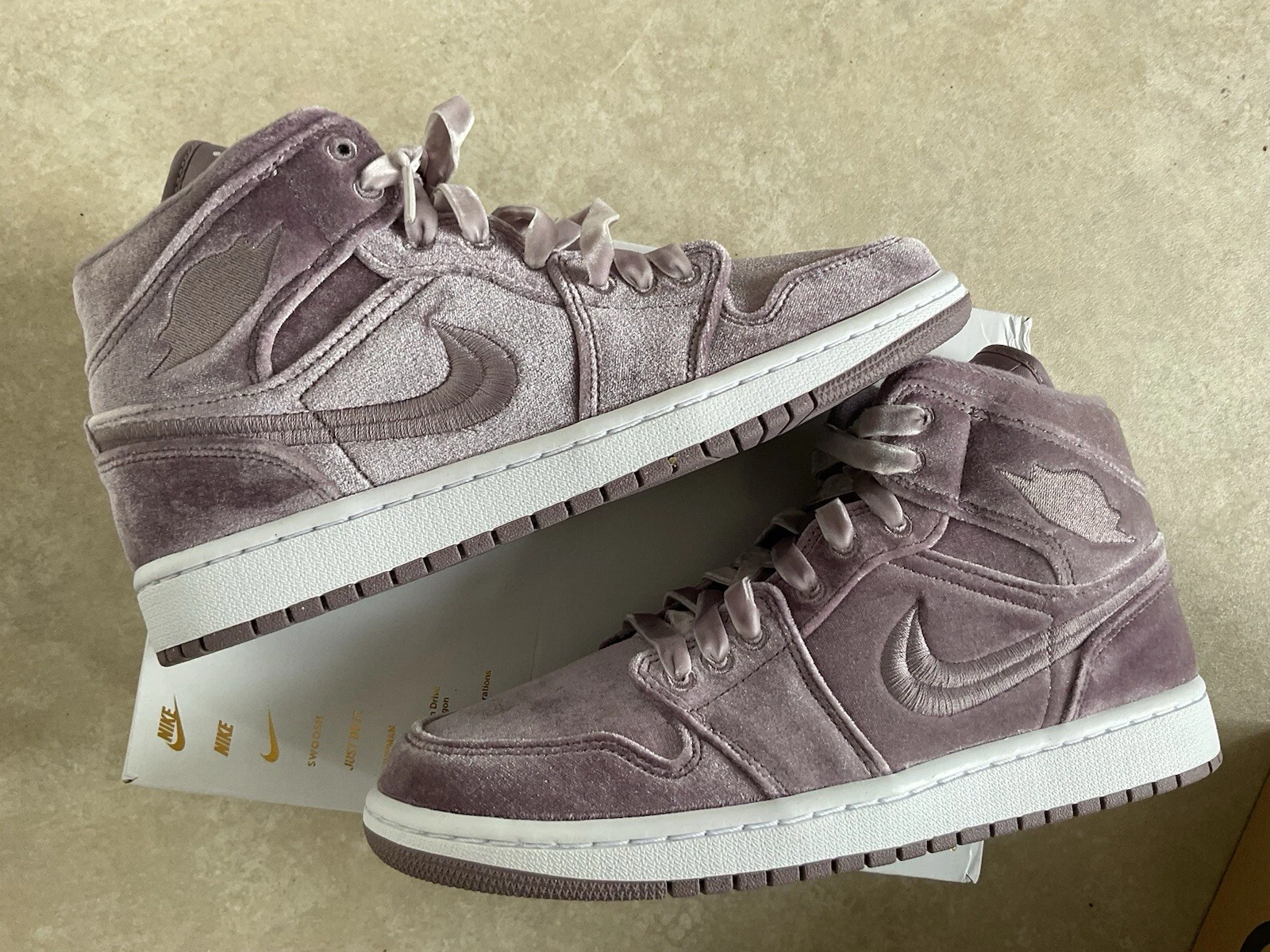 Air Jordan 1 Mid. Velluto schiacciato. Nuovo. Taglia 8. Coperchio senza scatola.