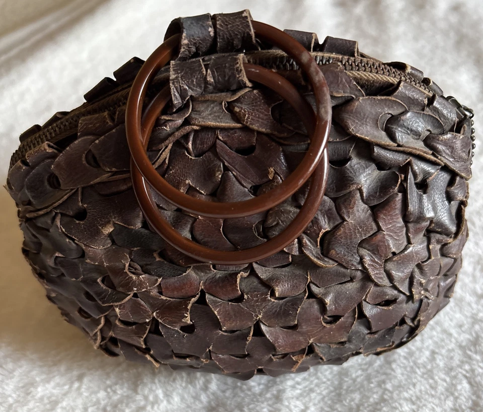 BOLSO PEQUEÑO DE CUERO TEJIDO MARRÓN AÑOS 30, ASAS DE CELLOIDE, CIERRE DE CREMALLERA METÁLICA Foto 2 de 4