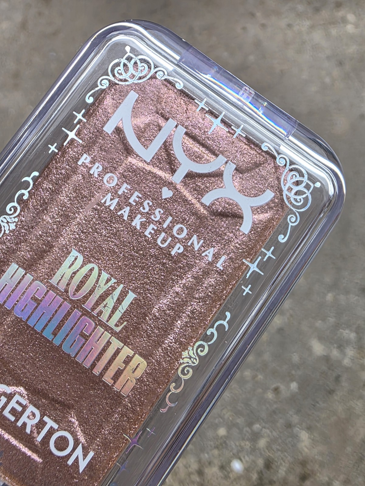 NYX Professional Makeup Bridgerton Royal Highlighter illuminante Peche Irise New
