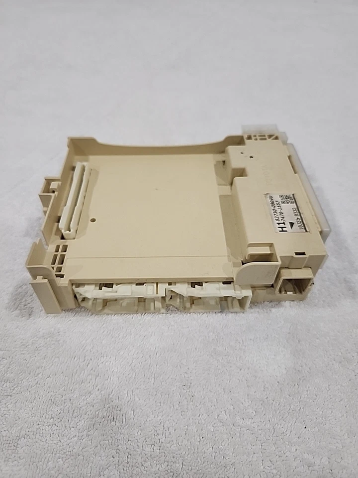Caja de conexiones relé de fusibles Toyota Sienna 2011-2014 fabricante de equipos originales 82730-08090 Foto 3 de 4