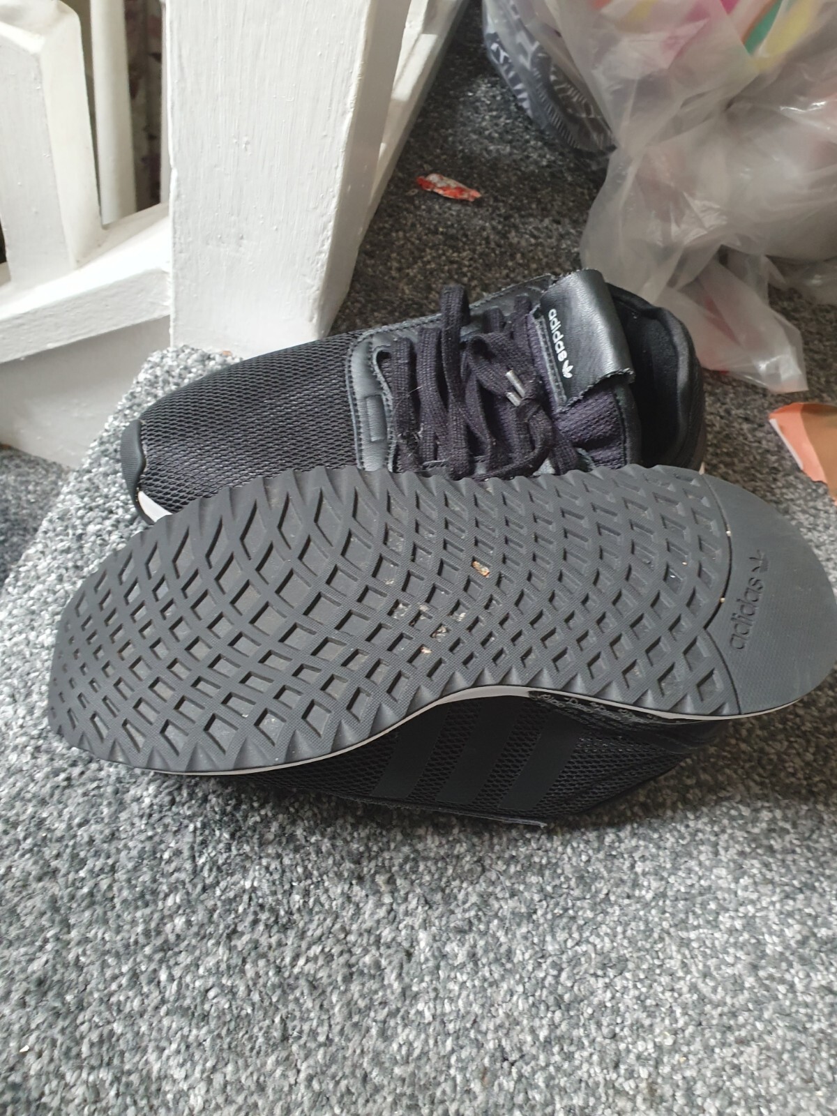 SAOLA Scarpe da ginnastica Adidas taglia 5 nere con suola bianca buone condizioni