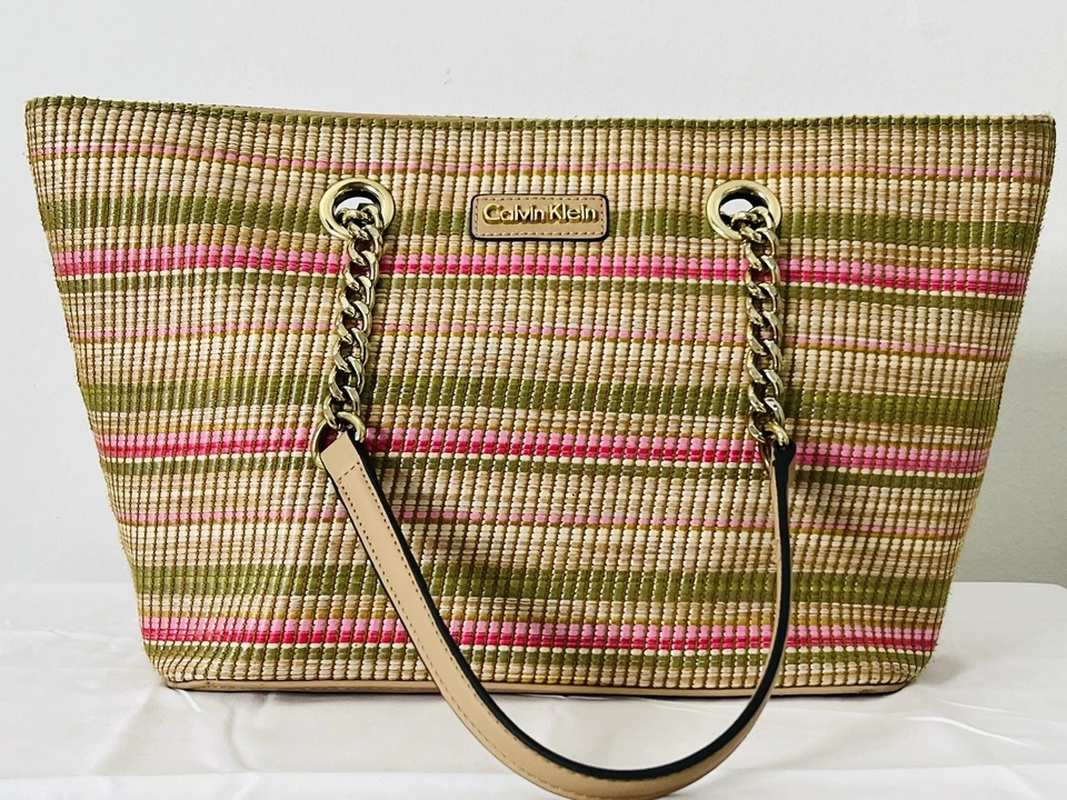 Bolso de hombro para mujer Calvin Klein tejido a rayas multicolor de paja cadena dorada Foto 2 de 4