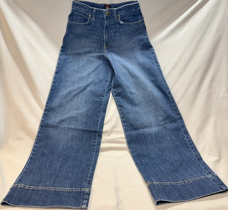 Lee Riders Women’s Medium Wash Blue Mid Rise Flare Jeans Regular Fit 5-Pocket