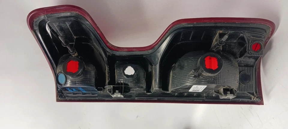 Luz trasera izquierda incandescente OEM CHEVROLET SILVERADO 1500 '19-'25  Foto 3 de 4