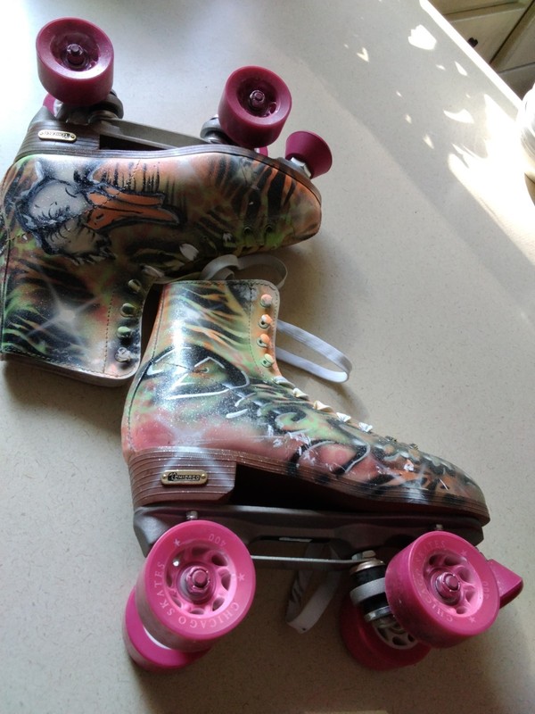 Chicago Woman's Sz 8  Skates Vibrant Fun Outdoor Indoor Skating Ducs