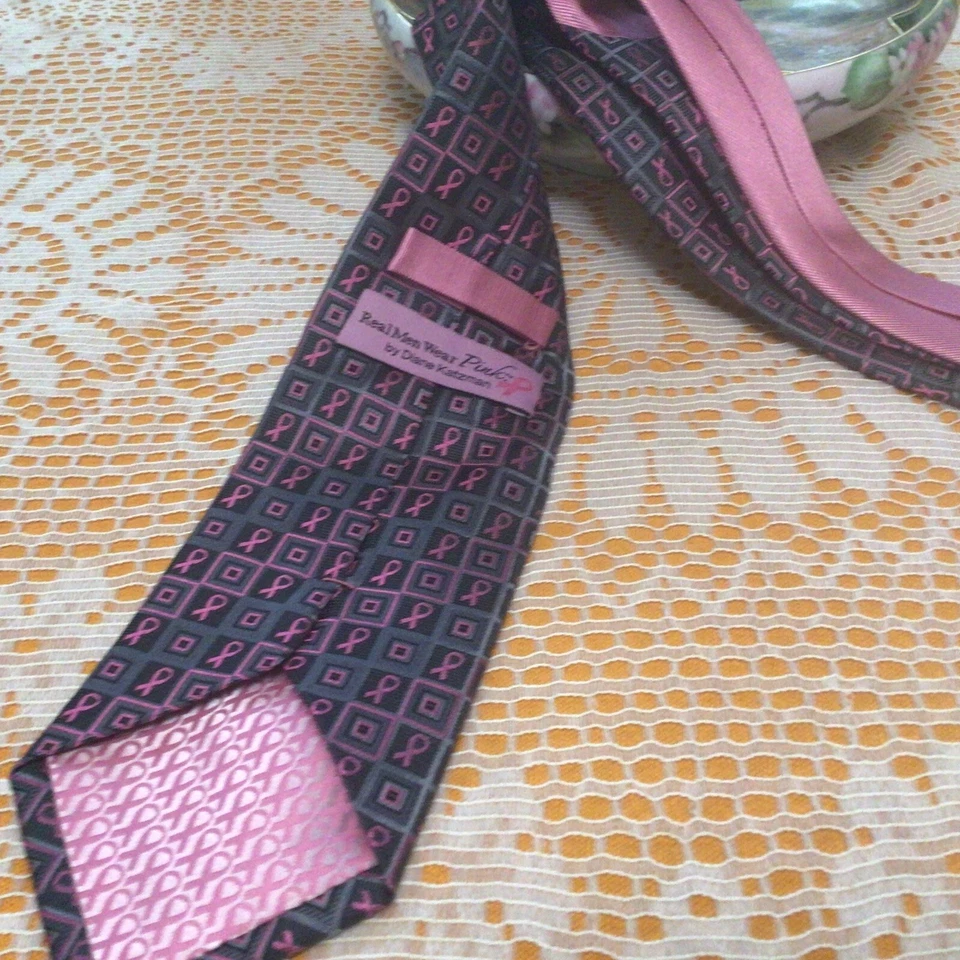 Corbata de seda geométrica rosa para hombres reales cáncer de mama por Diane Katzman Foto 2 de 4