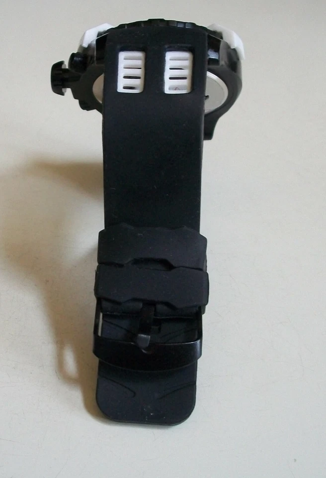 Reloj de hip hop informal elegante de moda con correa de silicona con acabado blanco y negro para hombre Foto 4 de 4