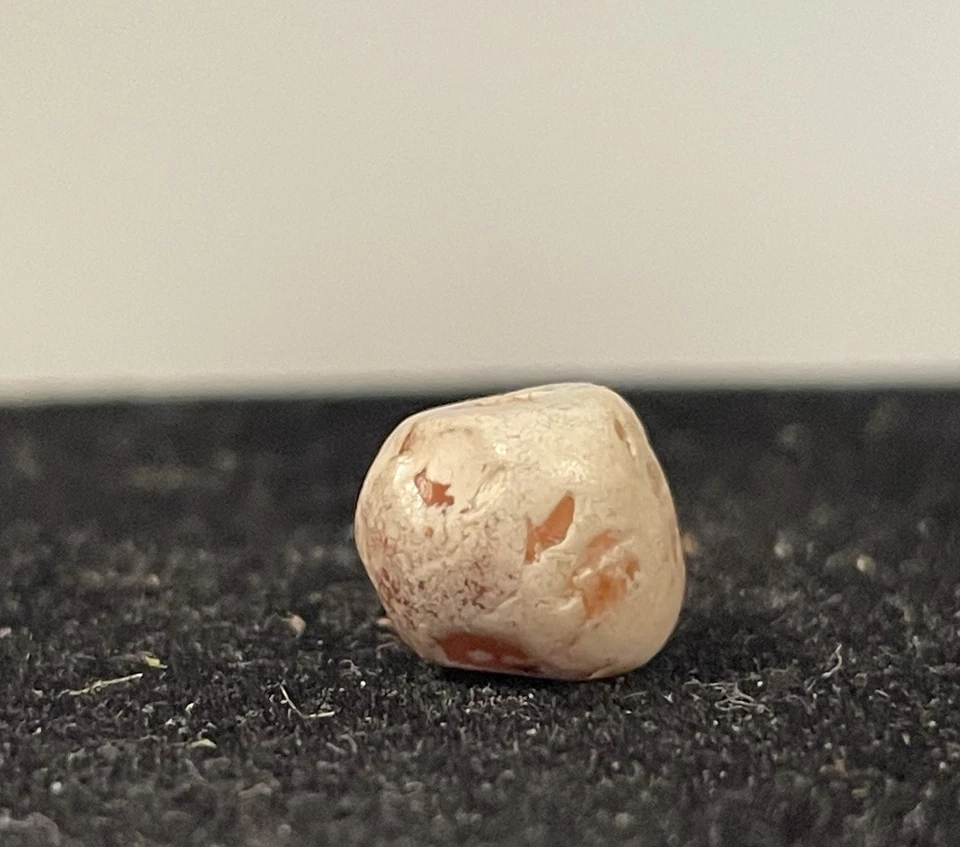 Pequeño abalorio antiguo de ágata Pyu grabado Foto 3 de 4