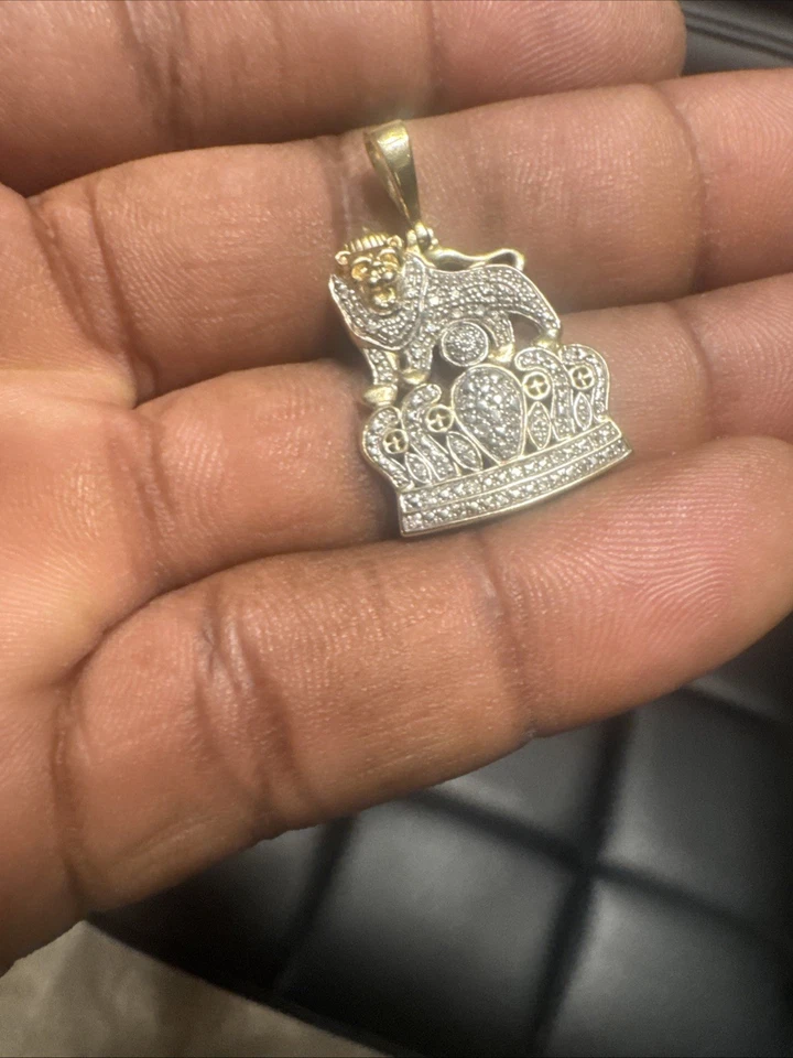 Este colgante real de león de diamantes de oro de 10k con corona mide 1 1/4 de pulgada de largo 0,3 quilates Foto 2 de 3