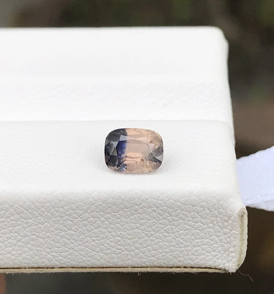 0.81 Crt / Natural Rare Winza Sapphire From Tanzania Bi-Color / Collection Piece - Image 2 of 4