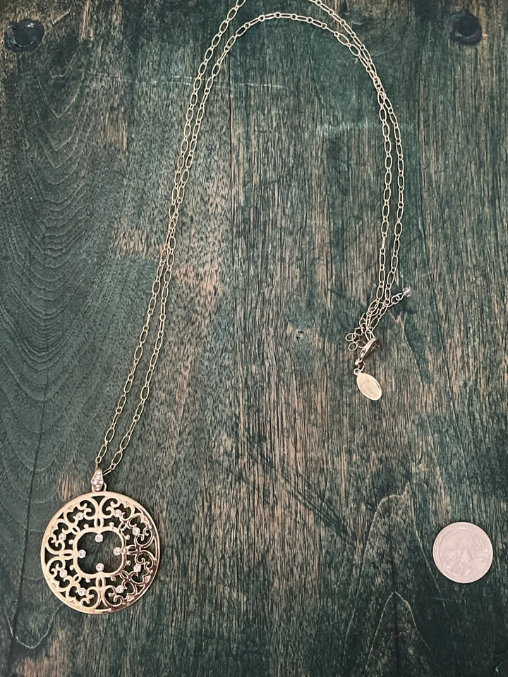 "Collar Casa Blanca Mercado Negro 34-36"" Cadena Tono Oro con Colgante Redondo de 2"""  Foto 2 de 4