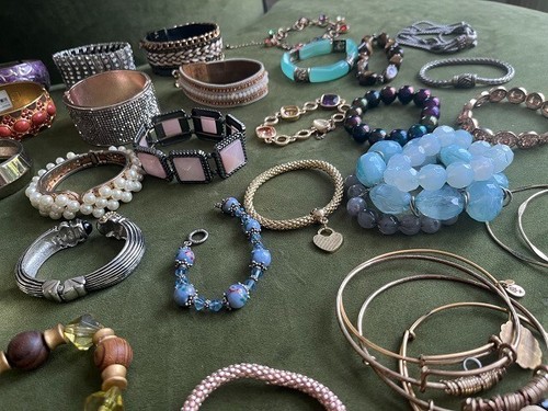 71 Vintage Costume Jewelry Womens Bracelets From Estate of a Jewelry Collector - Picture 8 of 24
