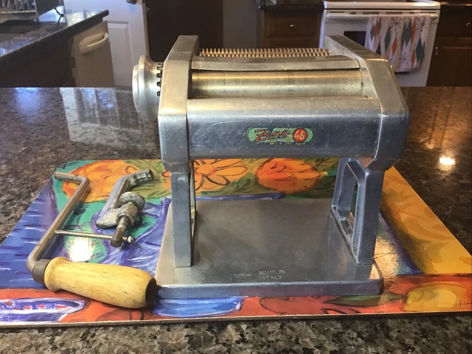 Máquina de pasta de manivela vintage ZENA 46 ITALIANA ALUMINIO FUNDIDO PESADO Hecha en Italia Foto 2 de 4