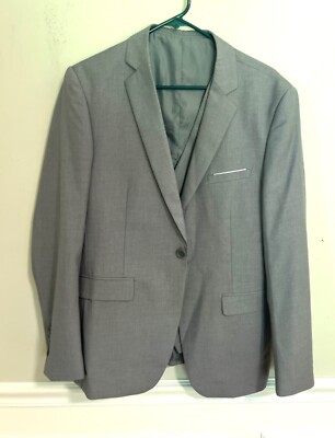 Mens  Three Piece Suit Gray  Modern size Small, worn once. Wedding Prom Formal 