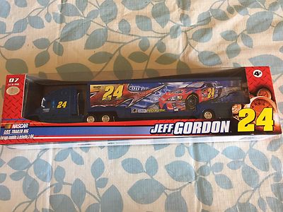 2007 Winner's Circle NASCAR 1:64 Racing Team #24 Jeff Gordon Trailer Rig NIB
