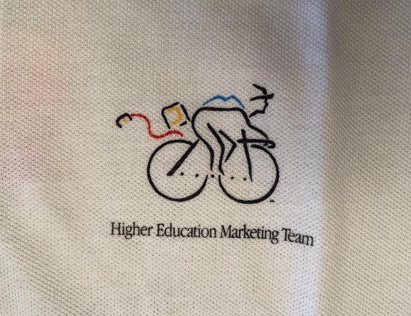 Hermosa Camisa Polo Rara Equipo de Marketing de Educación Superior de Apple, Talla Grande, Blanca