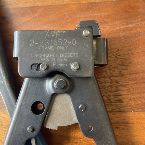 Pince à Sertir AMP Connectivite RJ45 - Modèle 2-231652-0 (occasion Bon état)