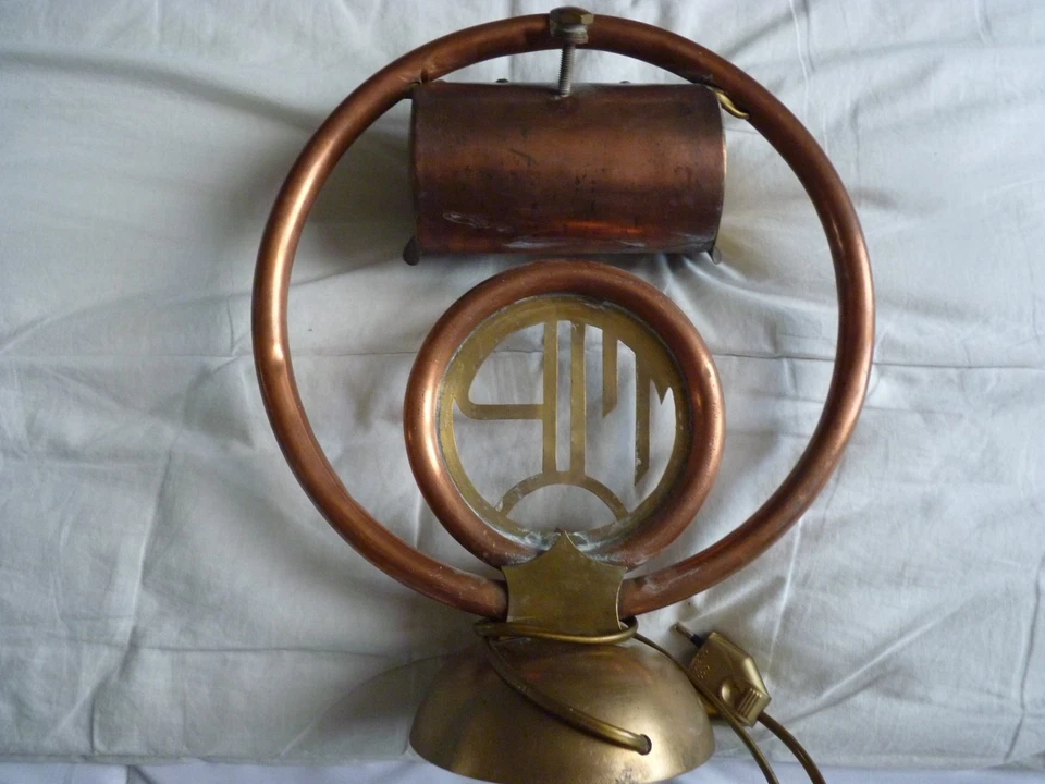 LAMPE DE TABLE ART DECO ENCUIVRE ET LAITON MONOGRAMME MP - Photo 3/4