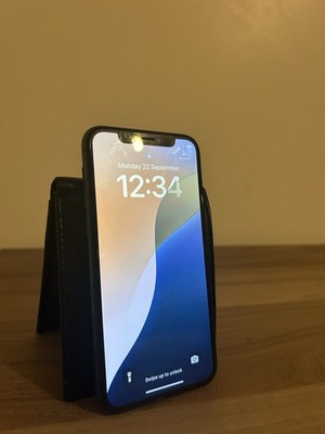 Apple iPhone 11 Pro, voll funktionsfähiger Zustand, wenige Kratzer auf dem Display