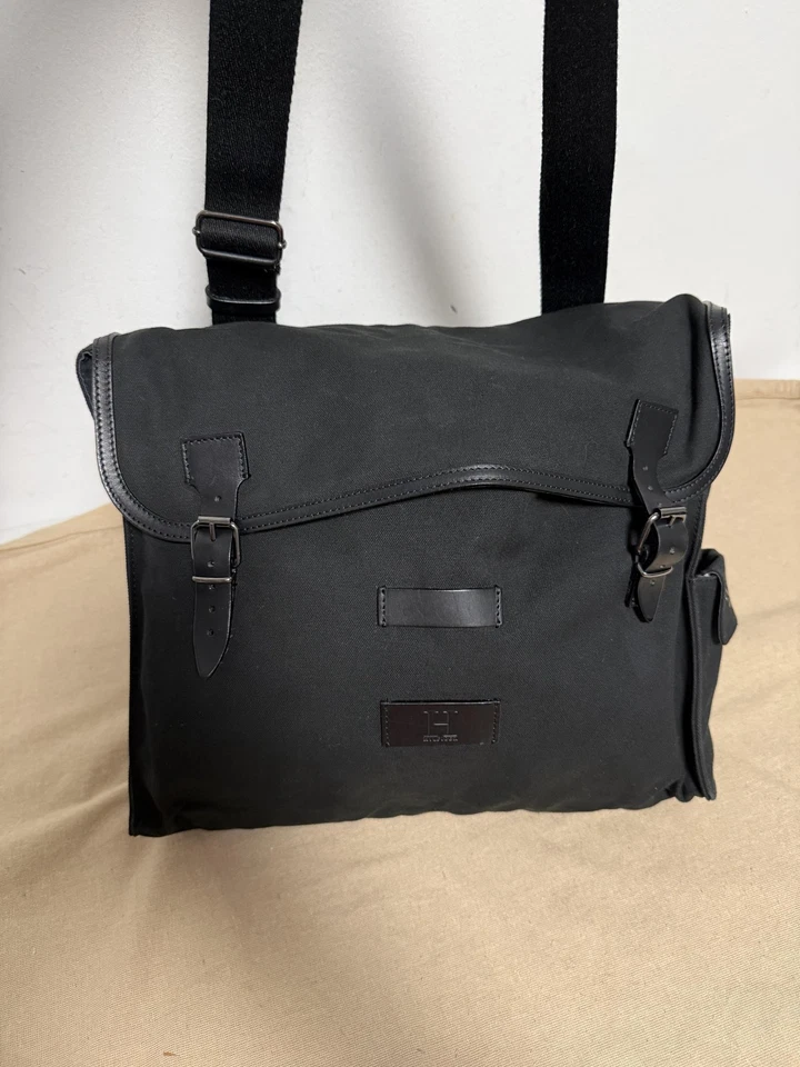 Bolsa carteiro Hilfiger masculina preta lona acabamento em couro tiracolo feita na Itália - Imagem 4 de 4