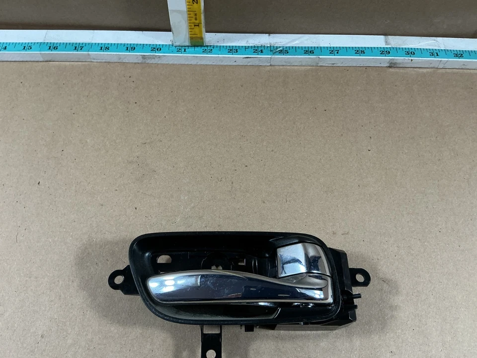 Conjunto de manija de puerta interior delantera derecha Nissan Máxima 2016-2019 806704RA0A OEM Foto 2 de 4