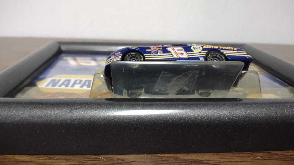 Winner's Circle Michael Waltrip #15 arte enmarcado NAPA y auto 1:64 Foto 3 de 3