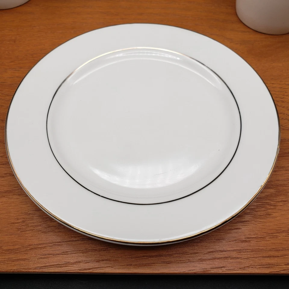 Набор столовой посуды Gibson повседневный белый 4 кружки и 4 салатные тарелки 7 дюймов с серебряным ремешком - Изображение 3 из 4