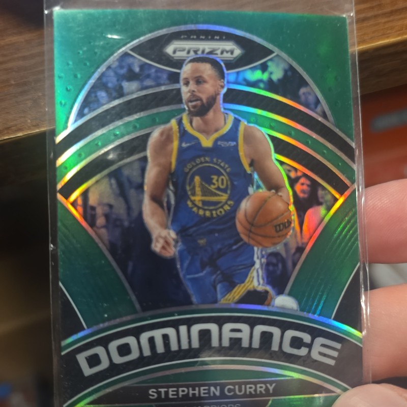 Stephen Curry 2022-23 Panini Prizm Dominance Green Parallel