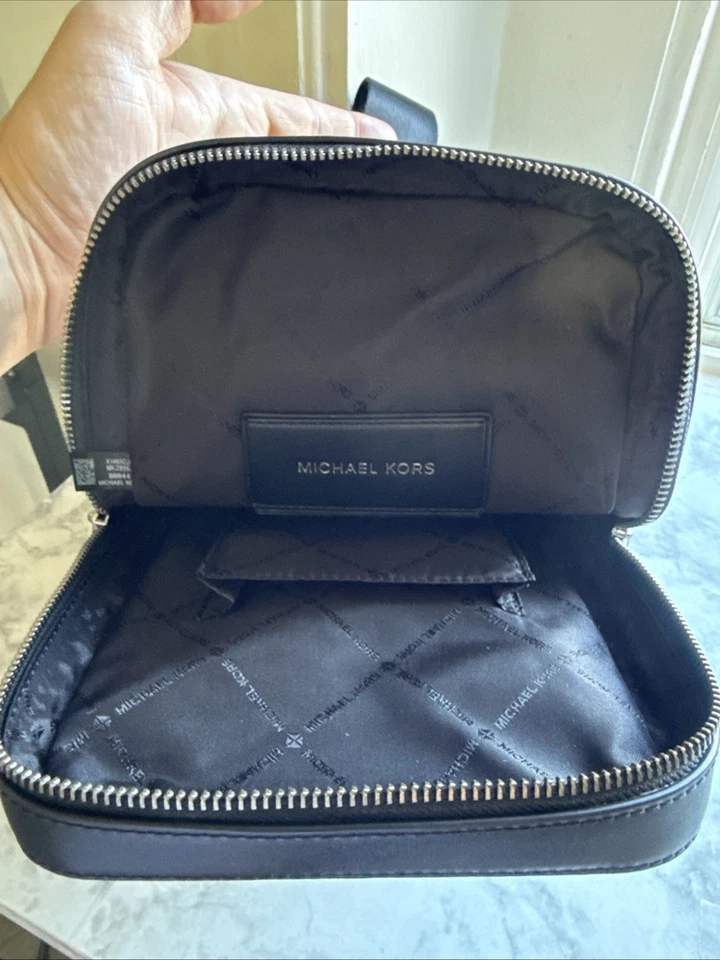 Mochila Bandolera Michael Kors Sling Pack BLANCA MK Logo Unisex Foto 4 de 4