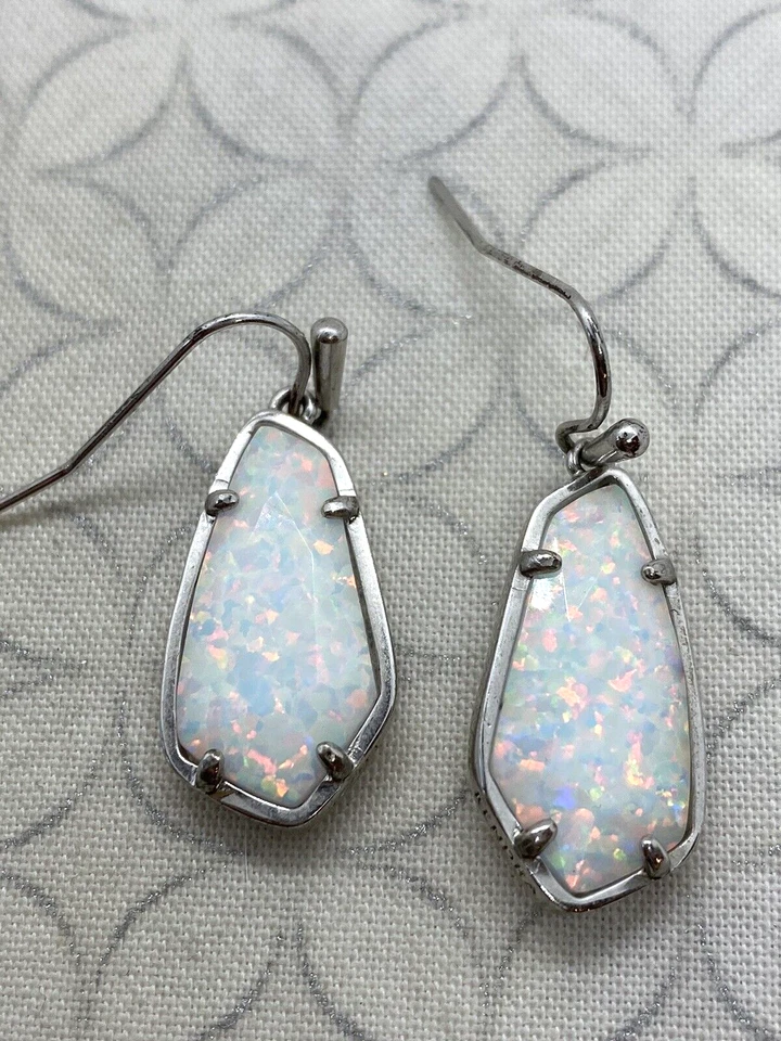 Pendientes Kendra Scott Camelia Blanco Kyocera Ópalo Tono Plata Foto 4 de 4