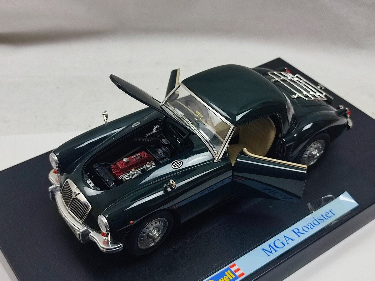 Diecast model cars MG MGA 1/18 Revell A Roadster red Verdeck liegt avec Diecast model cars MG MGA 1/18 Revell A Roadster red Verdeck liegt avec