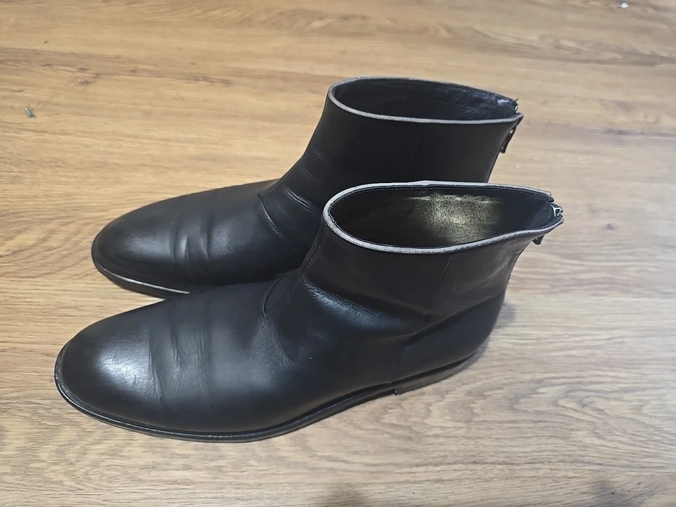 Bota com zíper traseiro John Varvatos NYC. Tamanho 9M - Imagem 2 de 4
