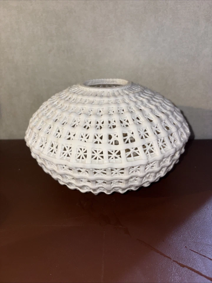 VINTAGE DEHUA CHINESE LATTICE  HANDWORK PORCELAIN VASE/LUMINARY LANTERN 9" - Image 3 of 4