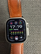 Apple Watch Ultra 49 mm Titan Smartwatch, silbernes Gehäuse, Lederarmband braun
