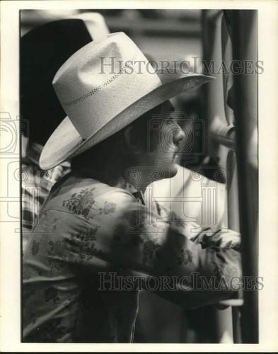 1977 Pressefoto Cowboy steht am Zaungeländer. - hpa13681