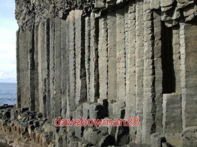 FOTO BASALTSÄULEN DAS SIND DIE BASALTSÄULEN DIE DAS GROSSE GESICHT VON