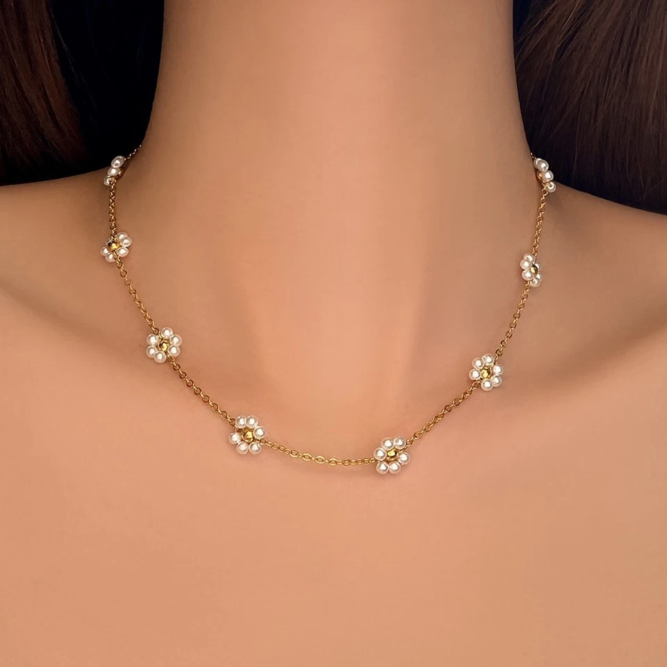 Collar chapado en oro con flor de perlas Foto 2 de 3