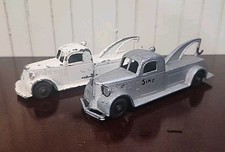 2 Tootsietoy Tow Truck Wreckers 1027 Silver White 5.75" Long in great shape
