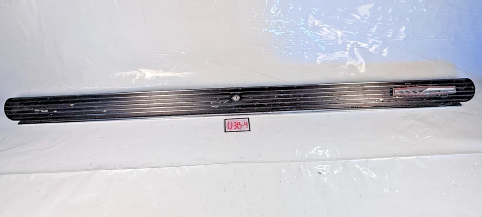 OEM 1962 Pontiac Grand Prix Tail Panel Trunk Lid Molding Trim Cover Emblem U3B-4 - Изображение 3 из 4