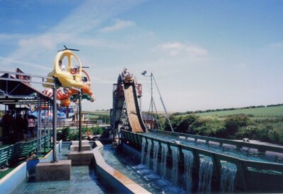 Foto 6x4 Helston: Die Flambards erleben eine Holzrinne bei Flambards. c1994