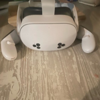 Meta Quest 3s  WORKING comes with controllers 