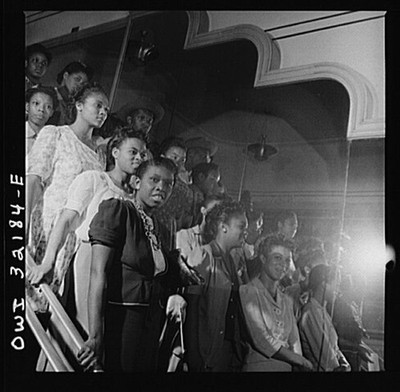 : Washington, D.C. Part of a crowd waiting their turn in a shoe, Untitled photo