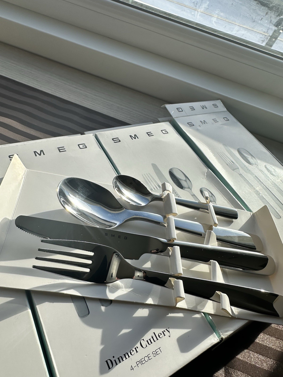 Couverts Smeg neufs, set vaisselle de table 4 pièces en inox pour ménagère design