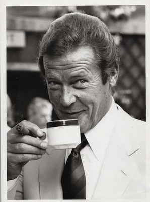 A32 A3230   Roger Moore Press Photo 1980 | James Bond 007
