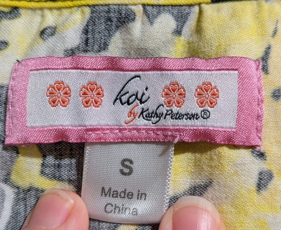 Blusa Médica Koi by Kathy Peterson Para Mujer Negra y Amarilla Floral Hawaiana/Talla S Foto 3 de 4