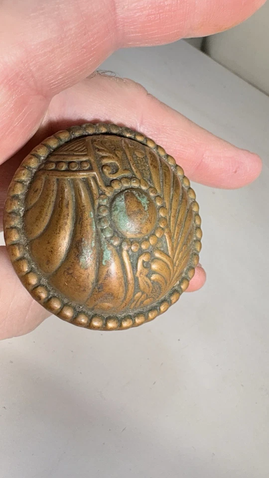 Una perilla de puerta antigua patrón Roanoke A Foto 3 de 4